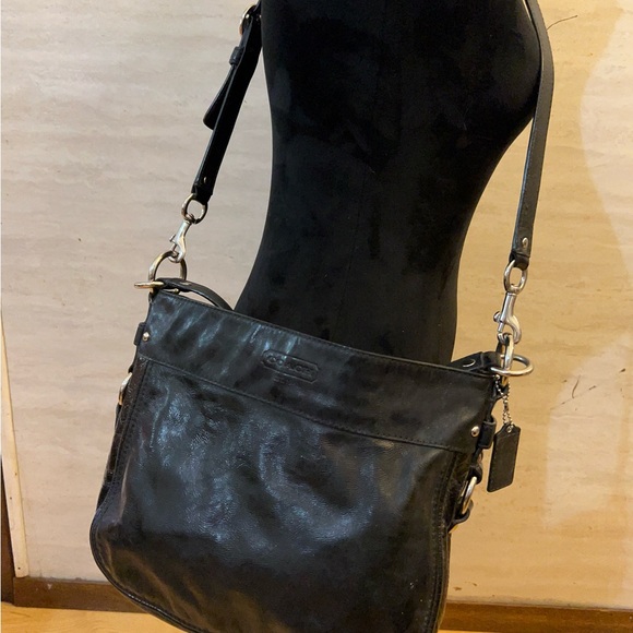 Coach Vintage Zoe
Hobo Shoulder Black Crinkle Leather Crossbody Bag - Picture 15 of 16